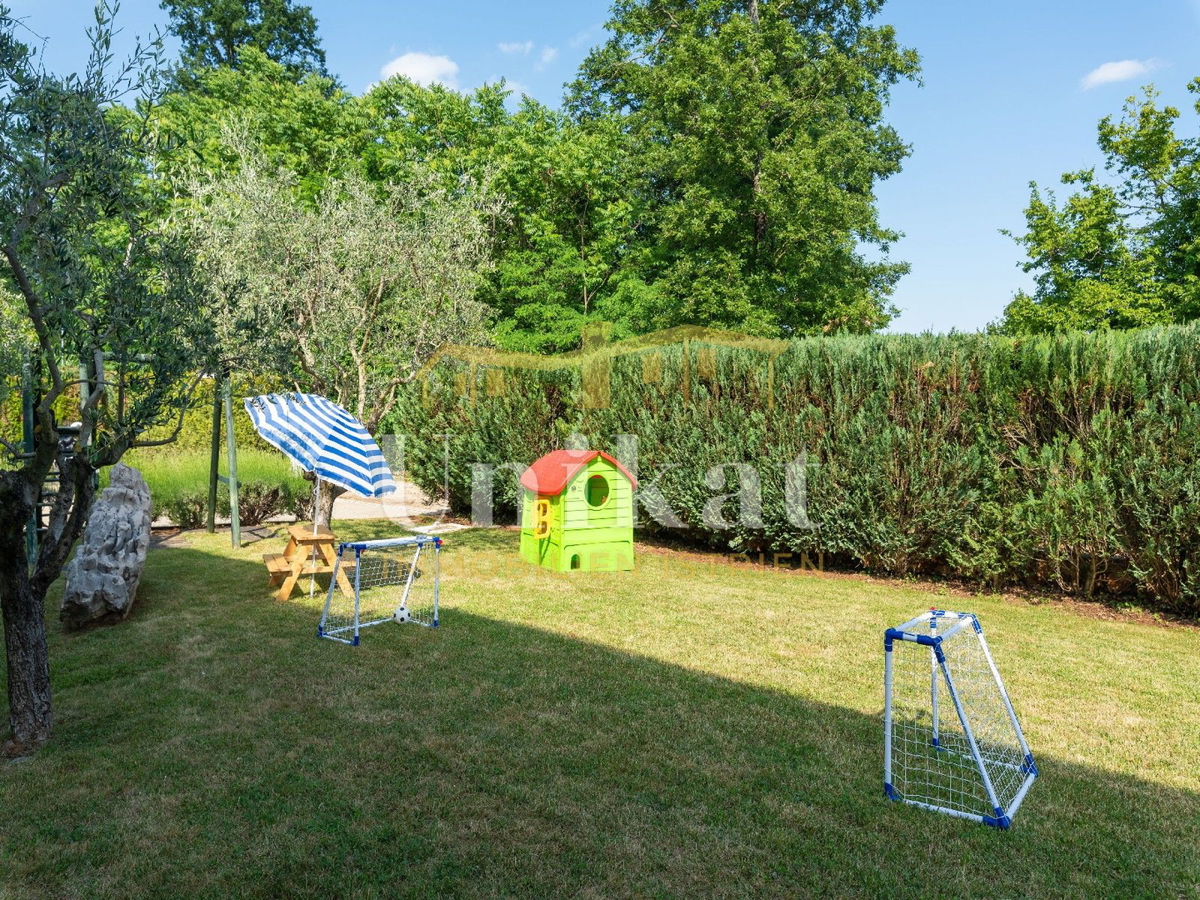 Moderna vila z notranjim in zunanjim bazenom